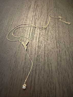 Like new! Gold Leaf Drop Lariat Necklace - Elegant Gold Women's Jewelry